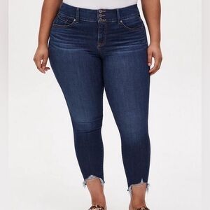 Torrid Medium Wash Jegging Skinny High-Rise with Distressed Step Hem Jean 20R